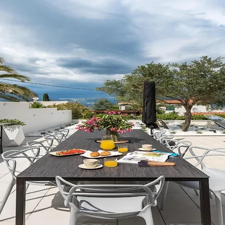 Apartment Serene Near Slatine Beach, Cleaning Included *