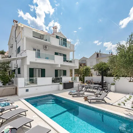 Serene Near Slatine Beach, Cleaning Included Apartment