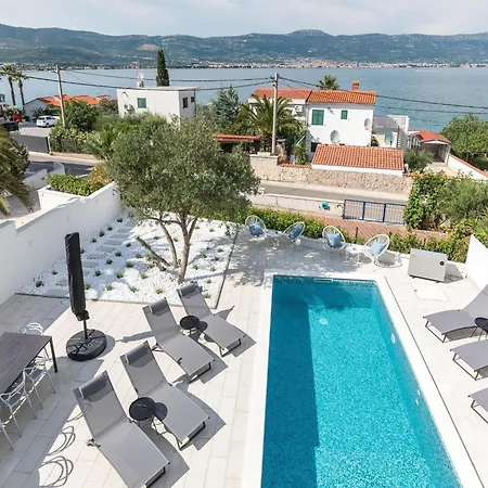 Apartment Serene Near Slatine Beach, Cleaning Included