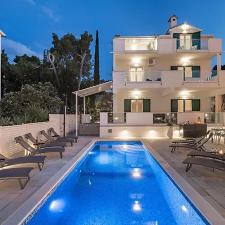 Apartment Serene Near Slatine Beach, Cleaning Included Trogir