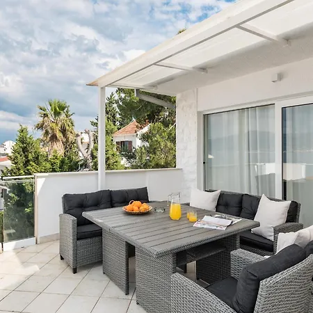 Apartment Serene Near Slatine Beach, Cleaning Included