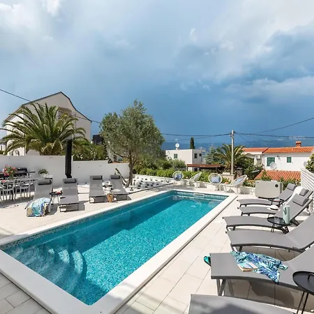 Serene Near Slatine Beach, Cleaning Included Apartment Trogir